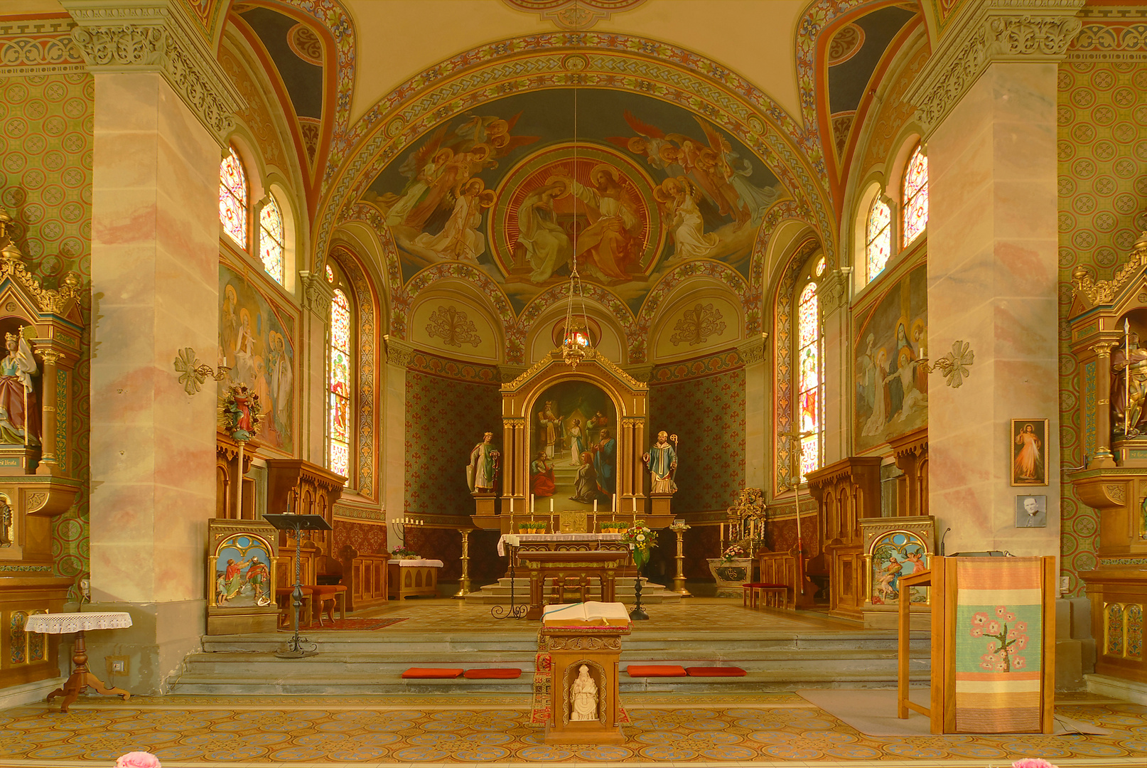 Apsis der Pfarrkirche Maria Opferung in Riezlern ( Kleinwalsertal)