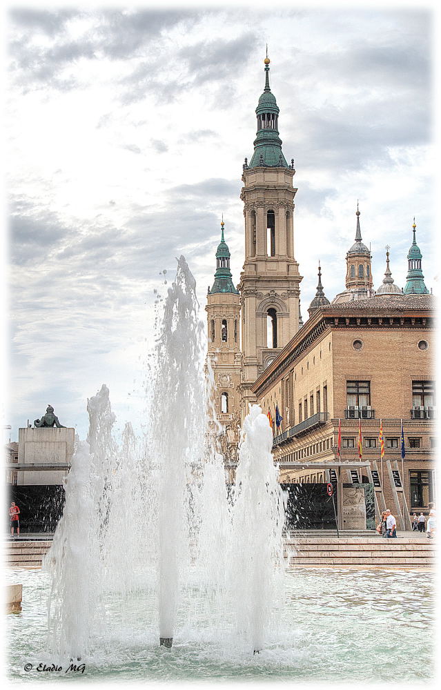 Apuntando al cielo - Plaza del Pilar - Zaragoza.