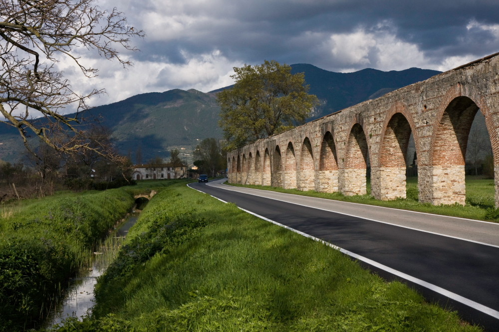 Aquädukt am Stadtrand von Pisa