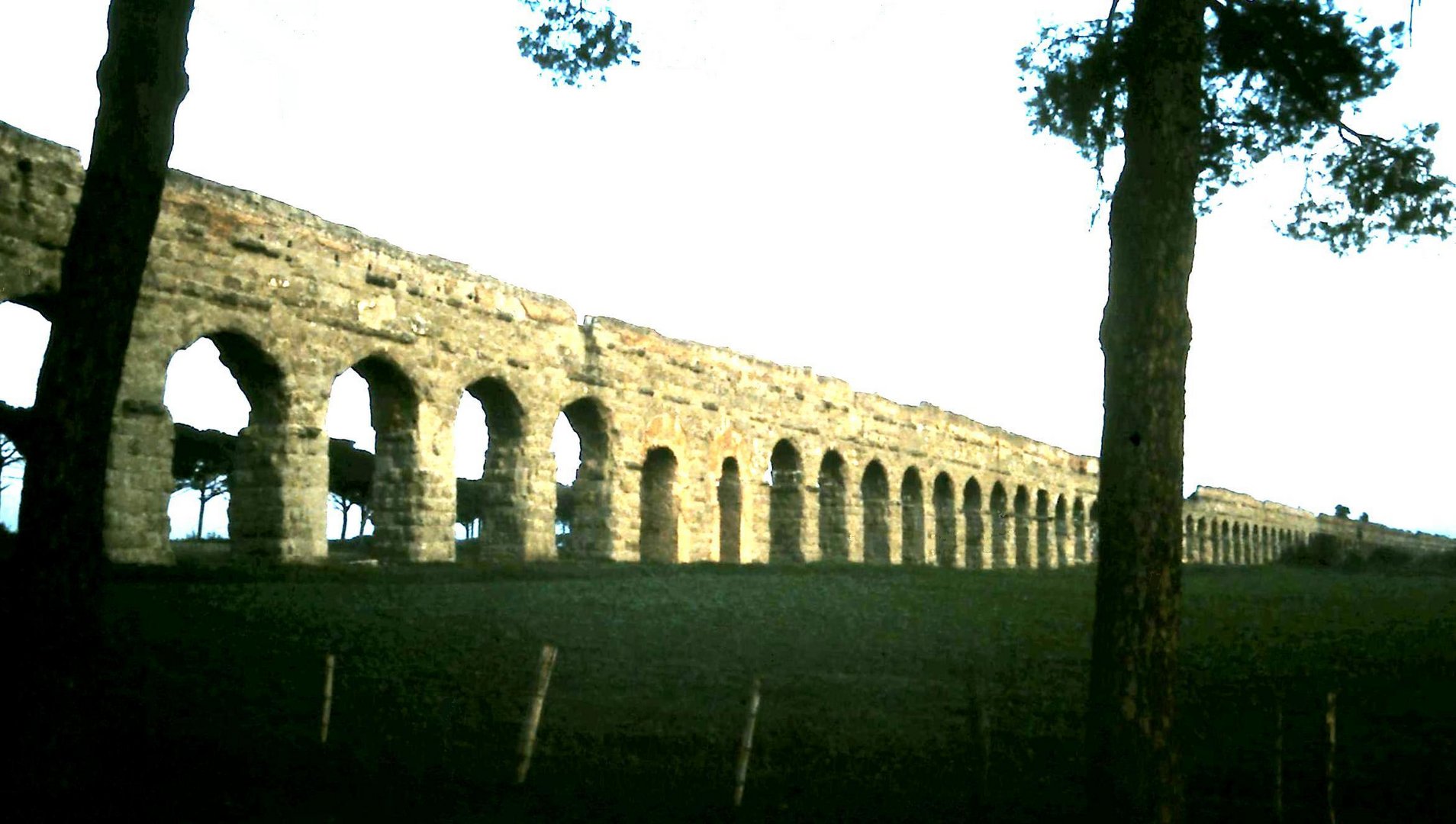 Aqueduc dans la campagne romaine