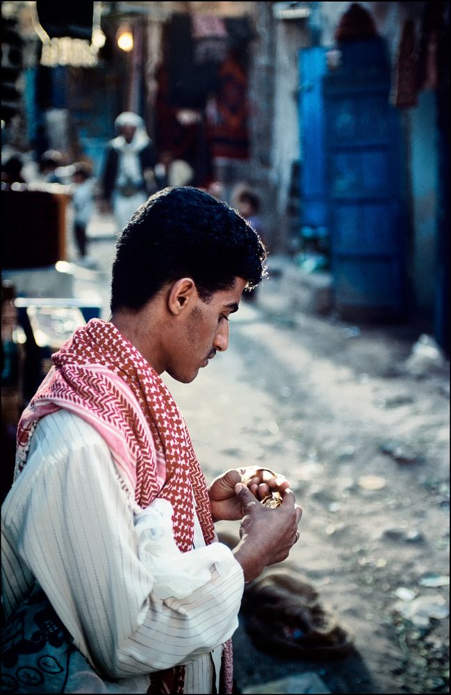 Arabia Felix. Straßenhändler mit Goldreifen. Sanaa, Jemen. 