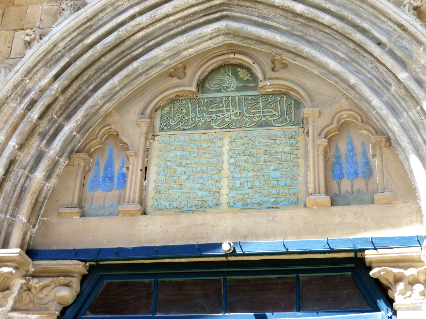 arabische Schrift im Kirchenportal