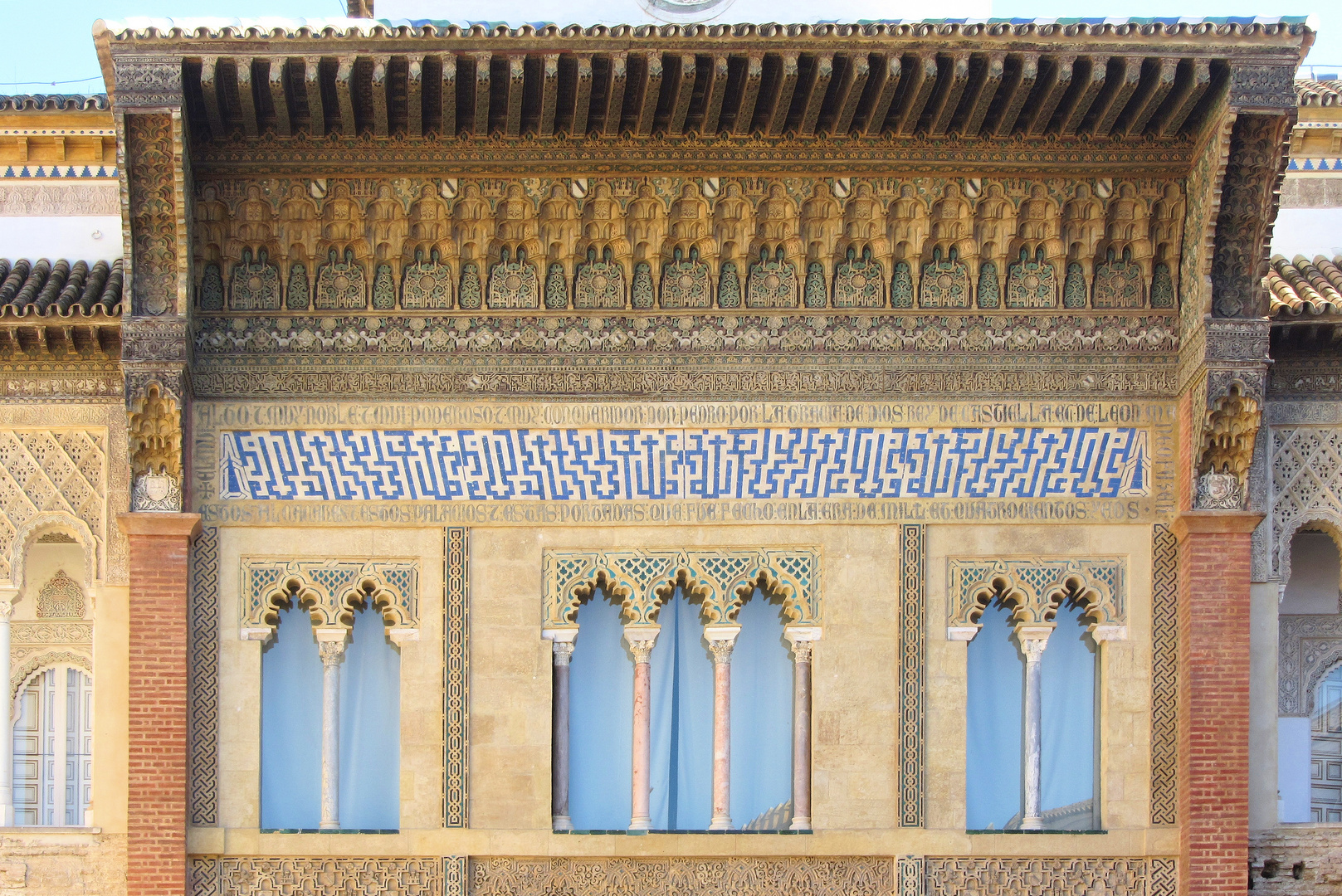 arabisches Kunsthandwerk an der Fassade des Palastes