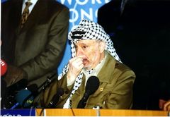 Arafat auf Pressekonferenz