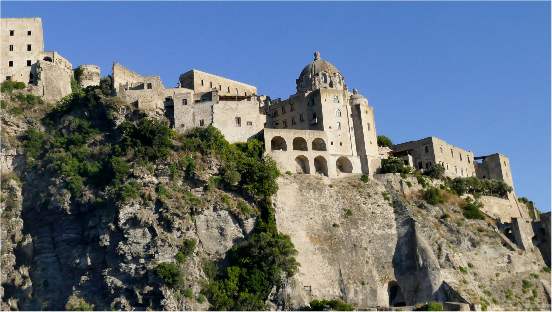 ARAGONESERBURG IN ABENDLICHT