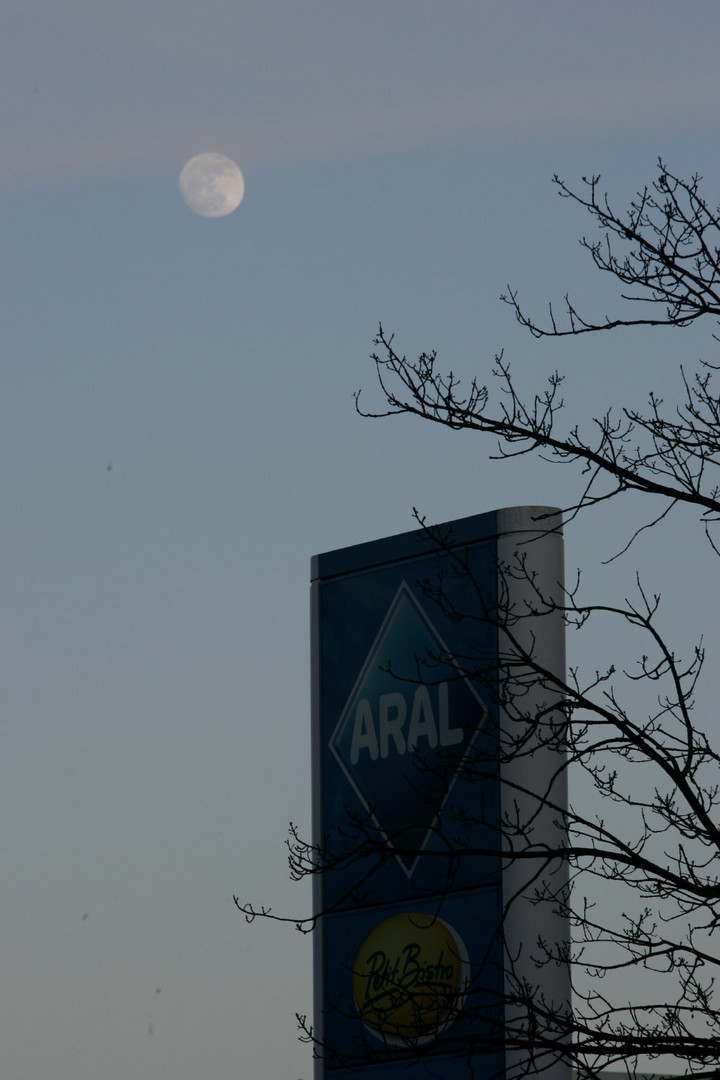 ARAL mit Mond in Blau