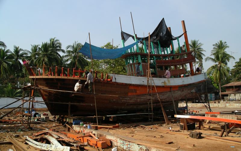 Arbeit am Boot (Thailand, Samut Songkhram)