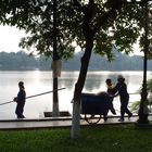 Arbeit am Hoankiem See in Hanoi