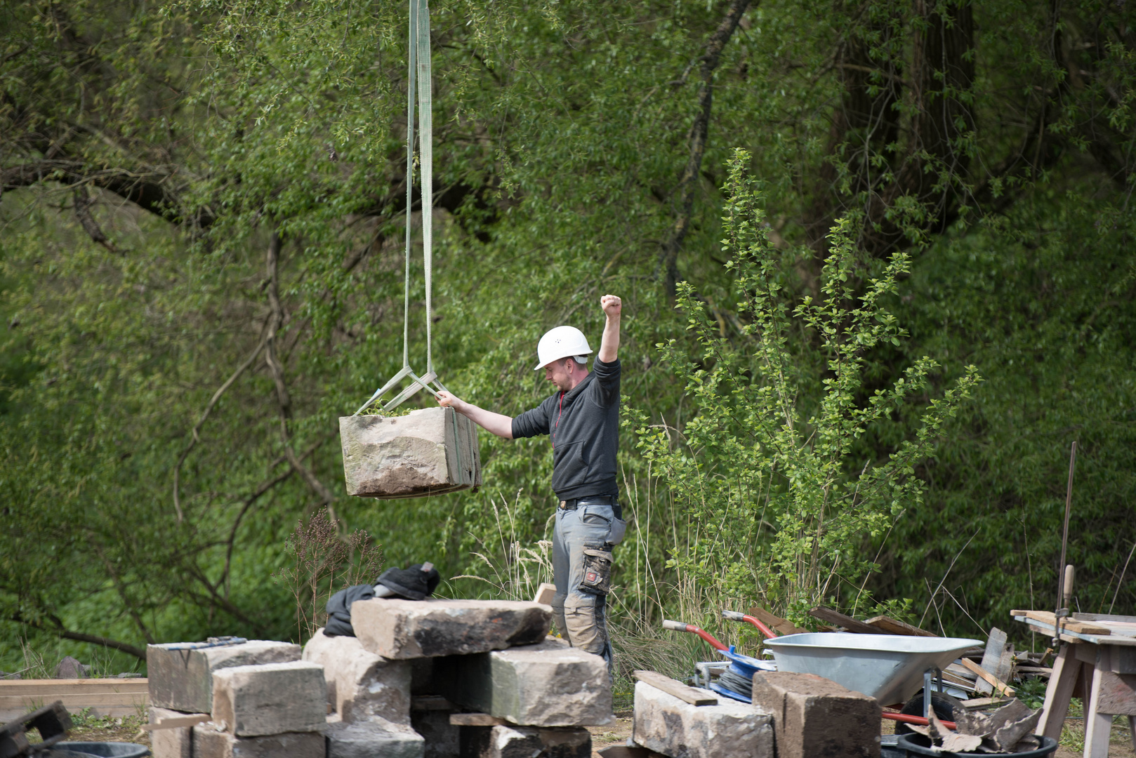 Arbeit am Wasserwehr