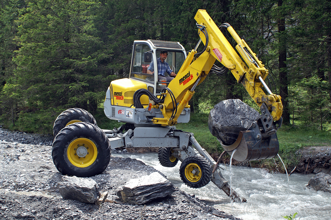 Arbeiten im Wildbach