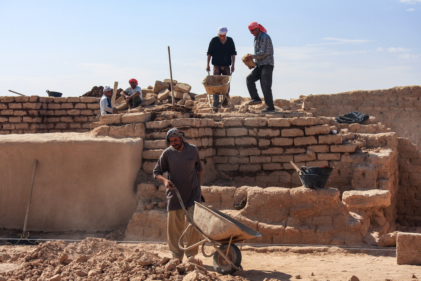 Arbeiter auf dem Ausgrabungsgelände von Tell Scheh Hamad (Archivaufnahme 2009)