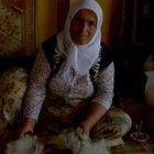 Arbeiterin bei einem Teppichwirker in der Türkei