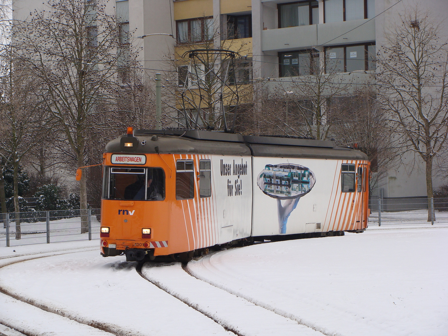 Arbeits-Triebwagen 1301 in der schneebedeckten Gleisschleife Ludwigshafen-Oggersheim