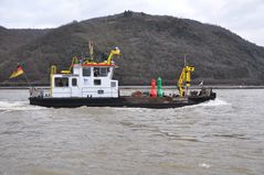 Arbeitschiff der WSV auf dem Rhein