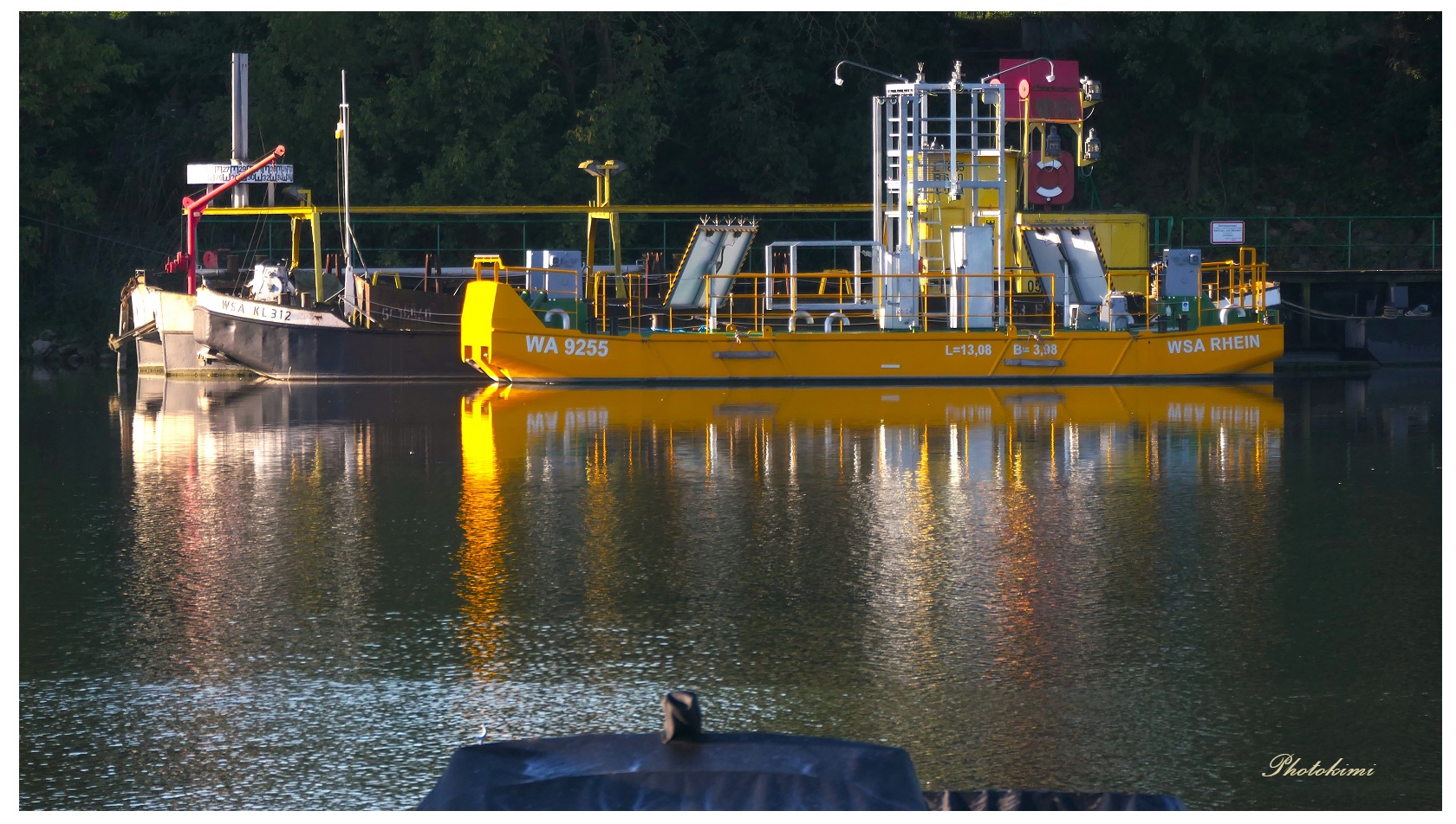 Arbeitschiffe im Bootshafen 