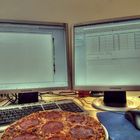 arbeitsplatz mit pizza