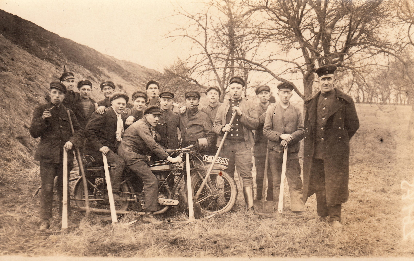 Arbeitsrotte mit Motorrad.