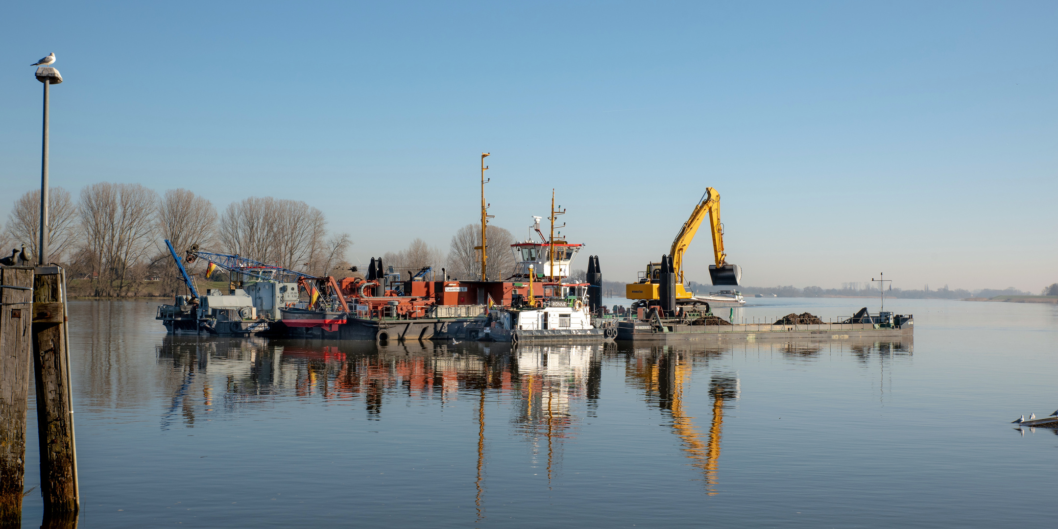 Arbeitsschiff auf der Elbe