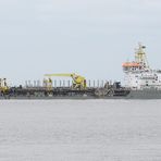 Arbeitsschiff vor dem Hafen Cuxhaven