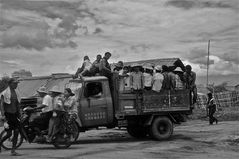 arbeitstrupp am teak holz lager, burma 2011