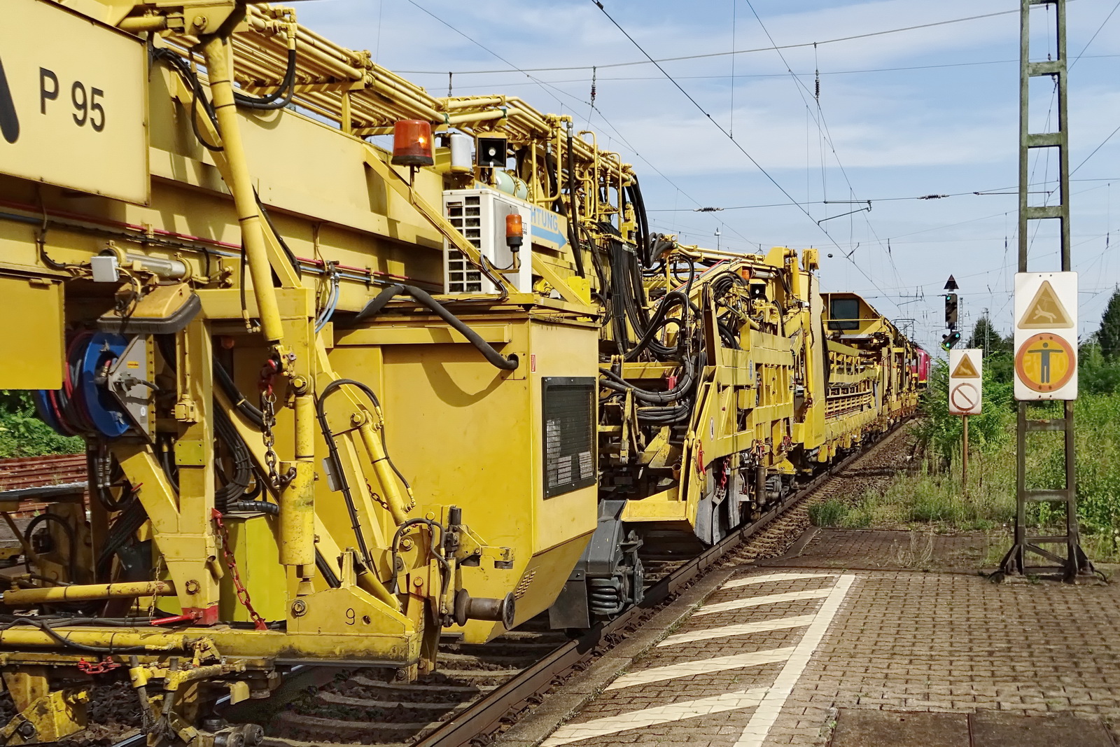 Arbeitszug mit 140 070-4 EMBCargo an der Spitze