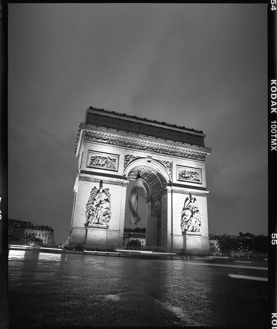 Arc bei Nacht im Regen mit Schirm und Mamiya