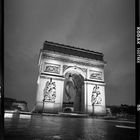 Arc bei Nacht im Regen mit Schirm und Mamiya