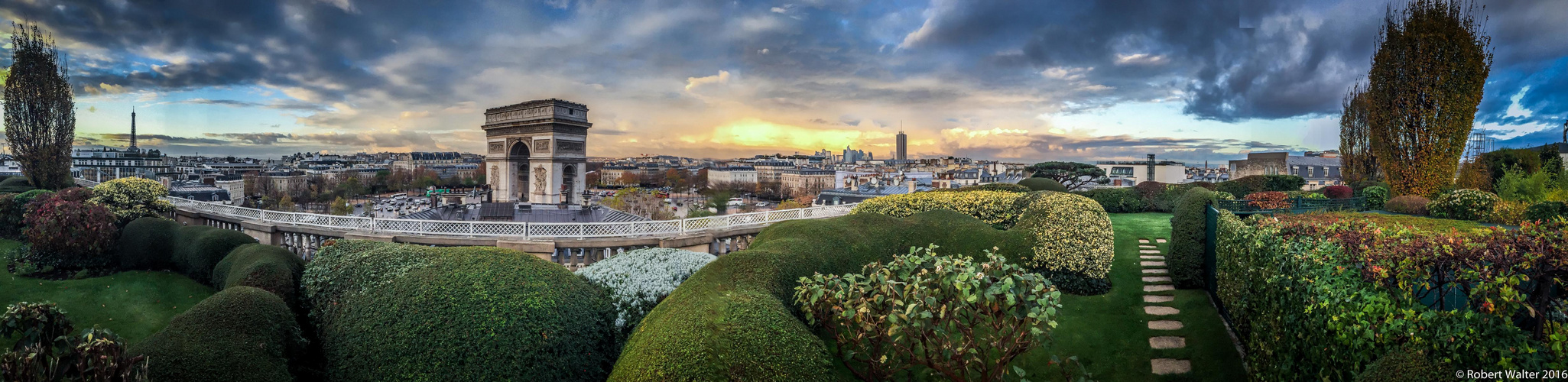 Arc de Triomphe - 180-Grad-Panorama im Sonnenaufgang