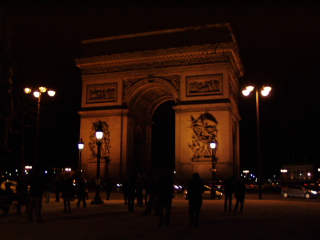 Arc de Triomphe bei Nacht