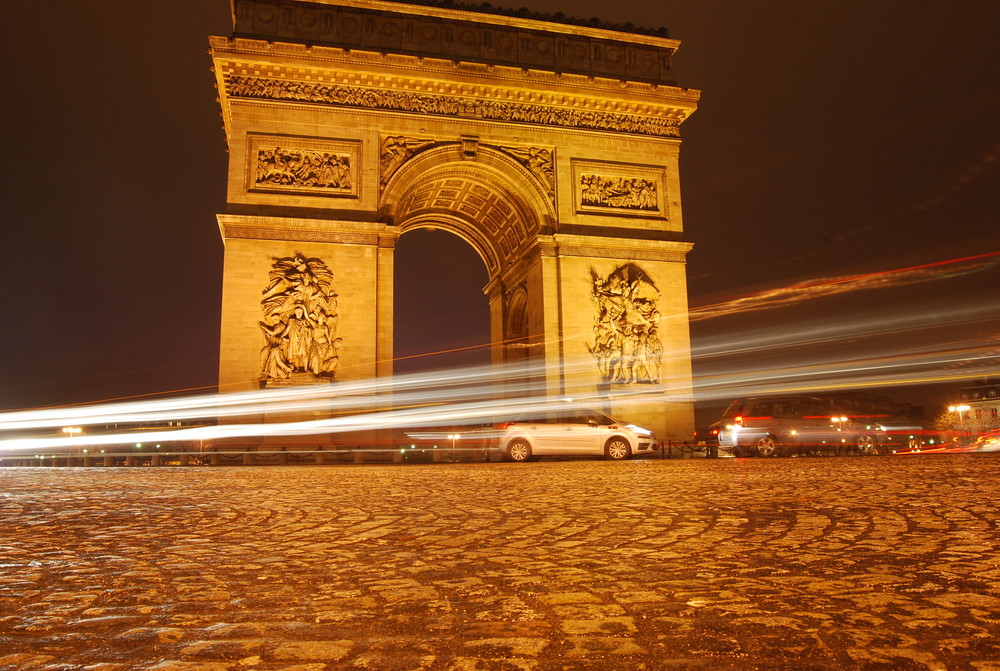 Arc de Triomphe bei Nacht