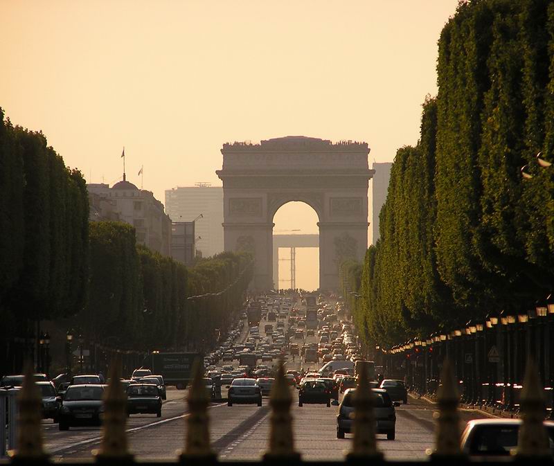 Arc de Triomphe in der Dämmerung