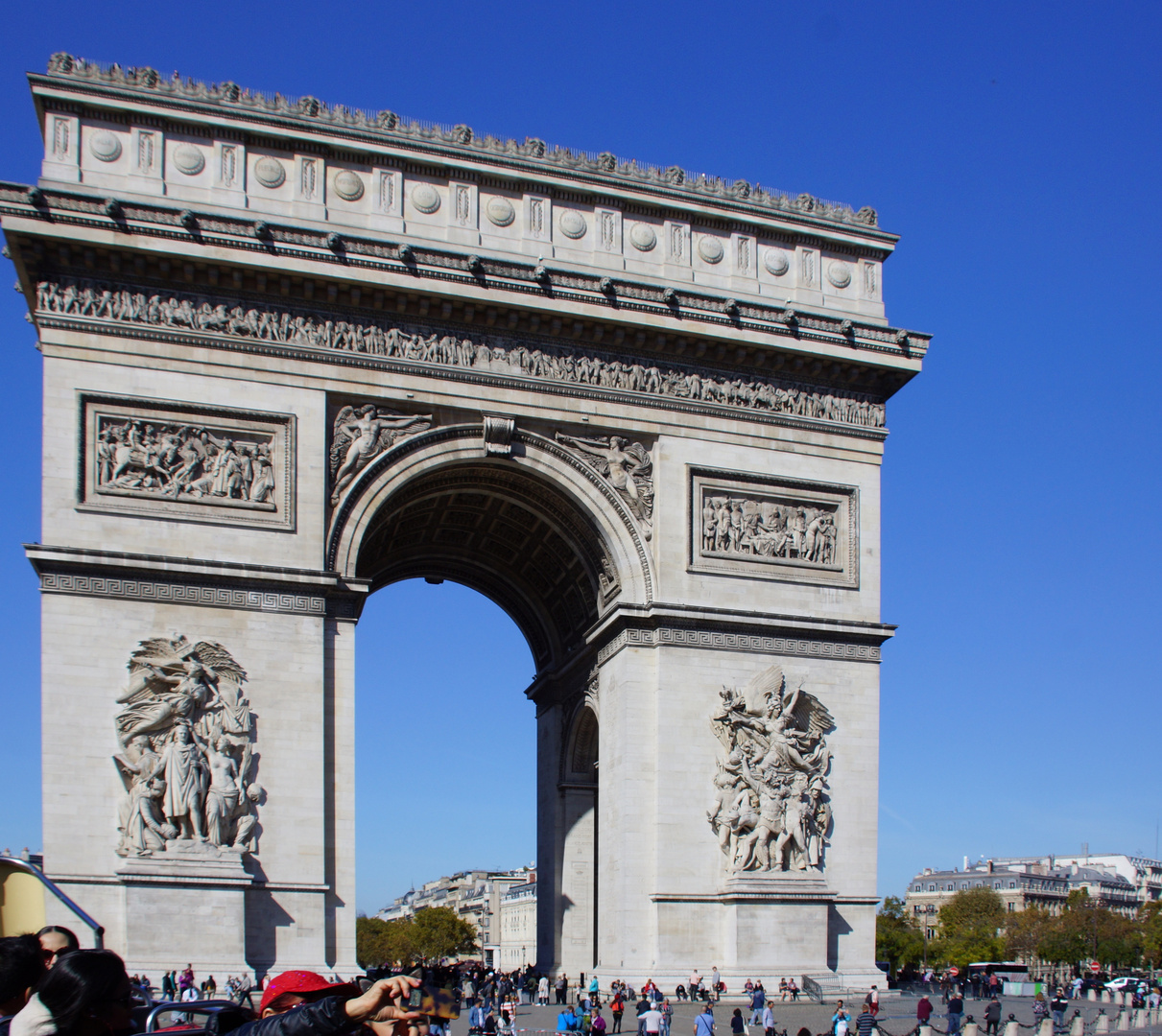  Arc de Triomphe, ist ein 1806 bis 1836 errichtetes Denkmal an der Place Charles-de-Gaulle in Paris.