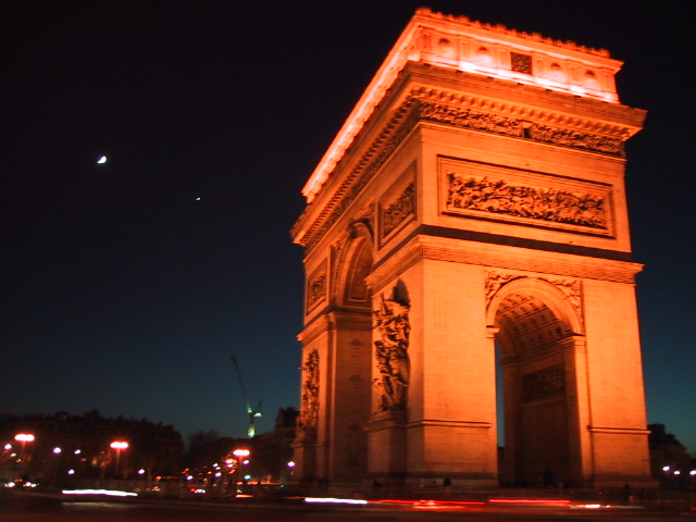 Arc de Triomphe mit Mond und Venus