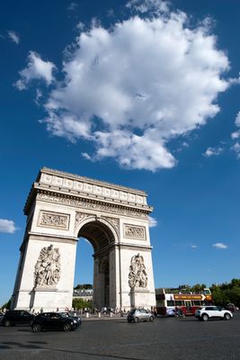 Arc de Triomphe sous le Nuage