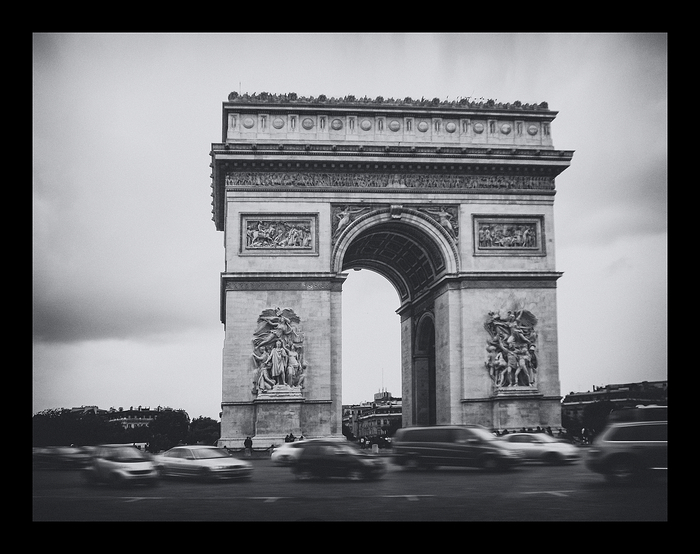 Arc de Triomphe - Street life -