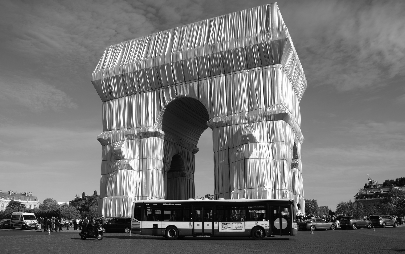 Arc de Triomphe - verhüllt nach Christo und Jeanne-Claude