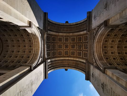 Arc de Triomphe von unten