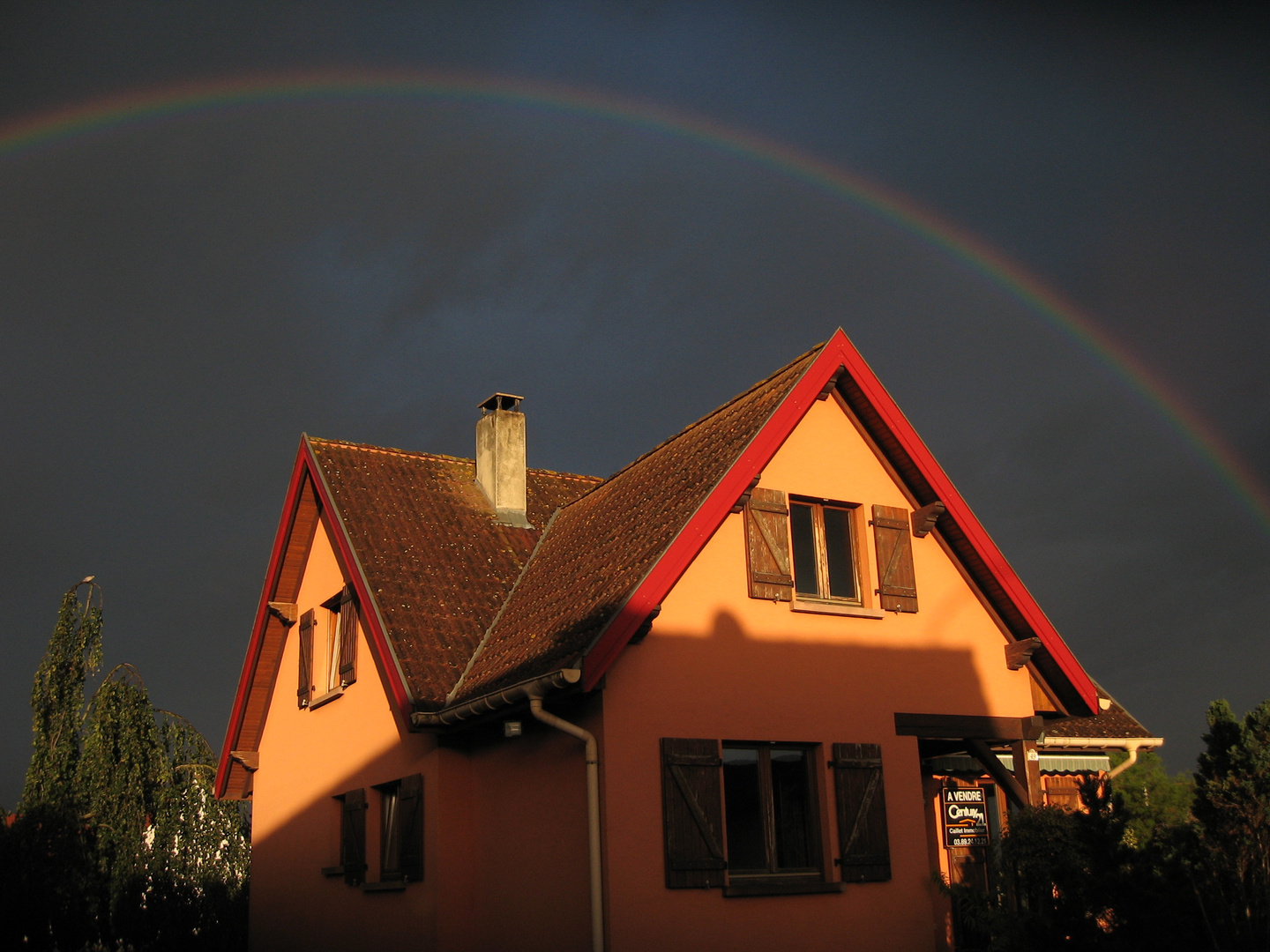 arc en ciel au-dessus de notre maison