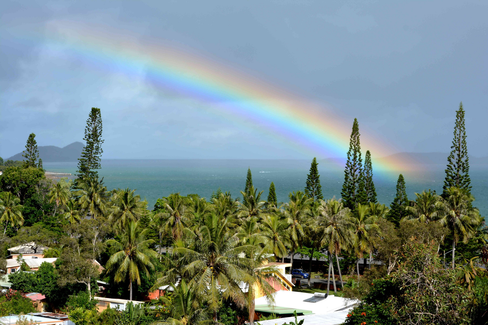 Arc-en-ciel dans la baie du Vallon Dore en Nouvelle Calédonie.