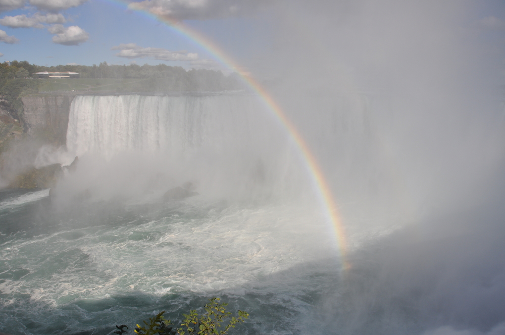 Arc en ciel dans la bruine de la chute