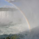 Arc en ciel dans la bruine de la chute