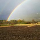 Arc-en-ciel sur champ vide