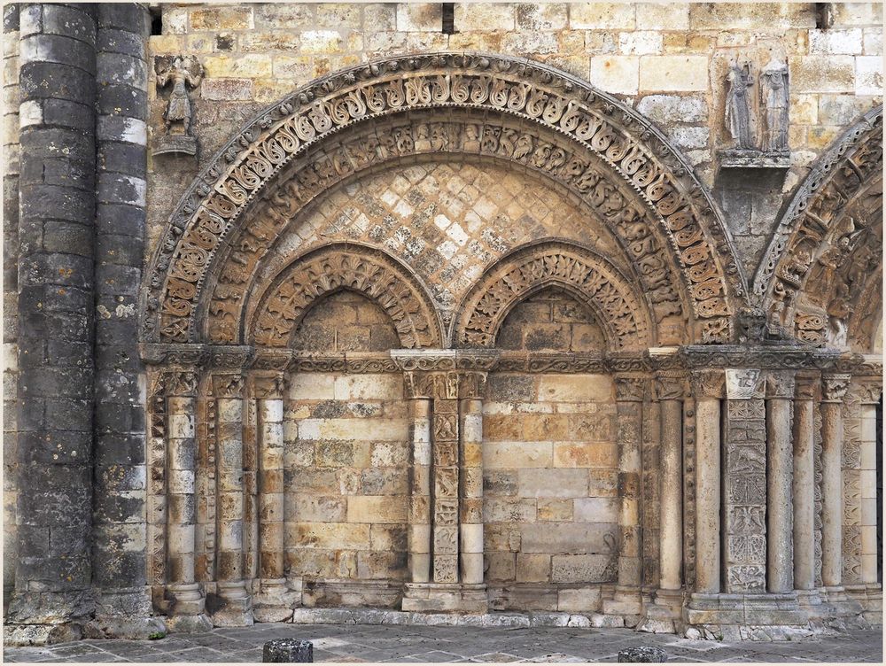 Arcature gauche de la façade de l’Eglise Saint-Nicolas de Civray