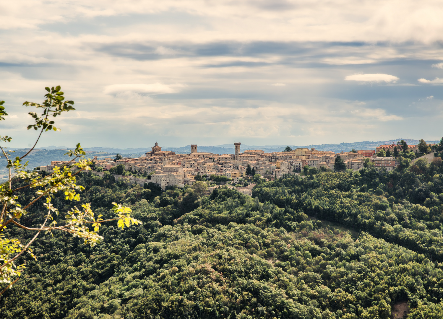 Arcevia (Provinz Ancona) - vom Monte Sant'Angelo aus fotografiert