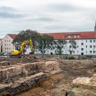 Archäologen und Kampfmittelräumer untersuchen Baugrube für Rathausanbau in Rostock