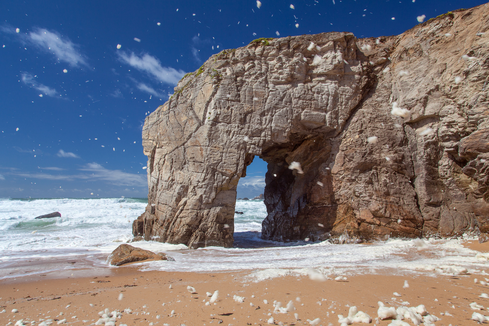 Arche de Port Blanc mit fliegenden Schaumflocken