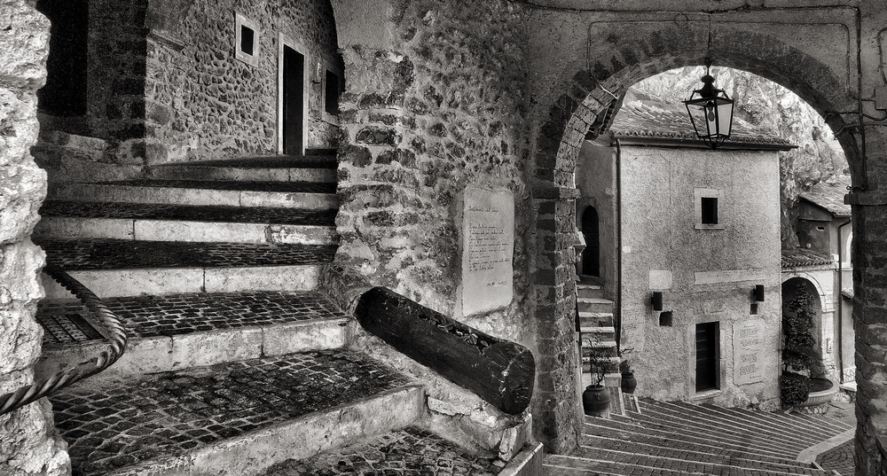 Archi e scale nel borgo