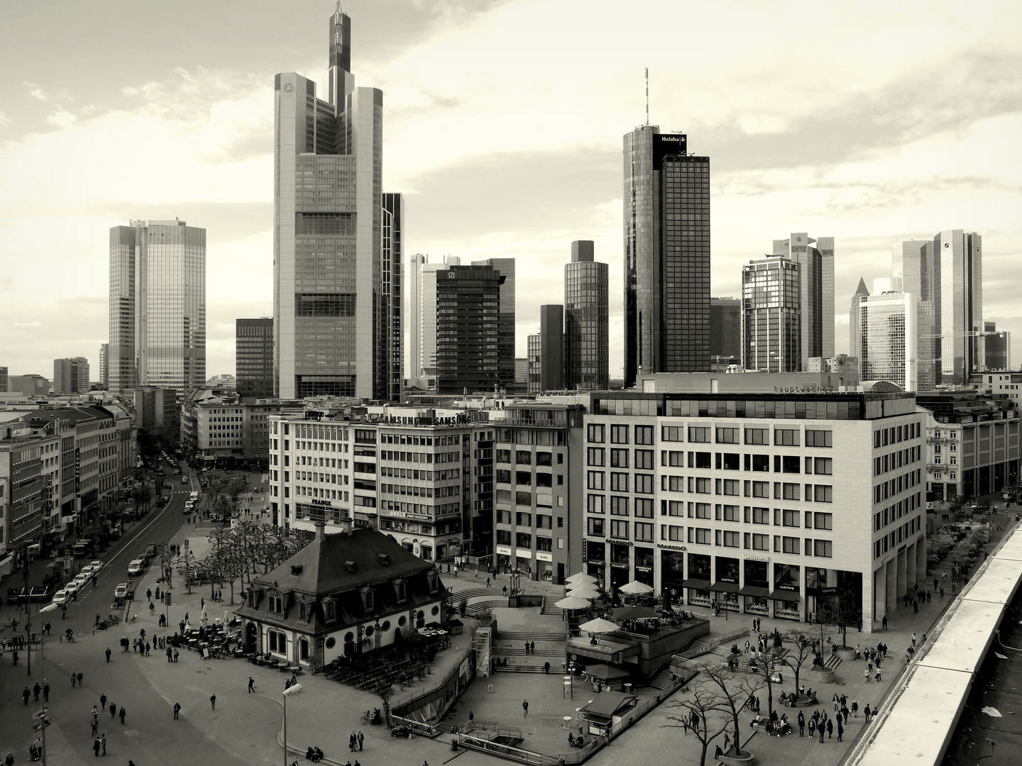 Architektonische Kontraste in Frankfurt am Main - NB