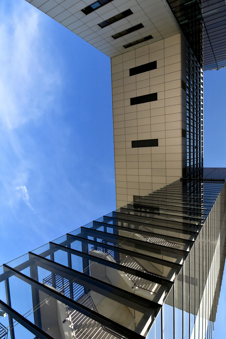 "ARCHITEKTONISCHE MEISTERWERKE AM RHEINUFER"