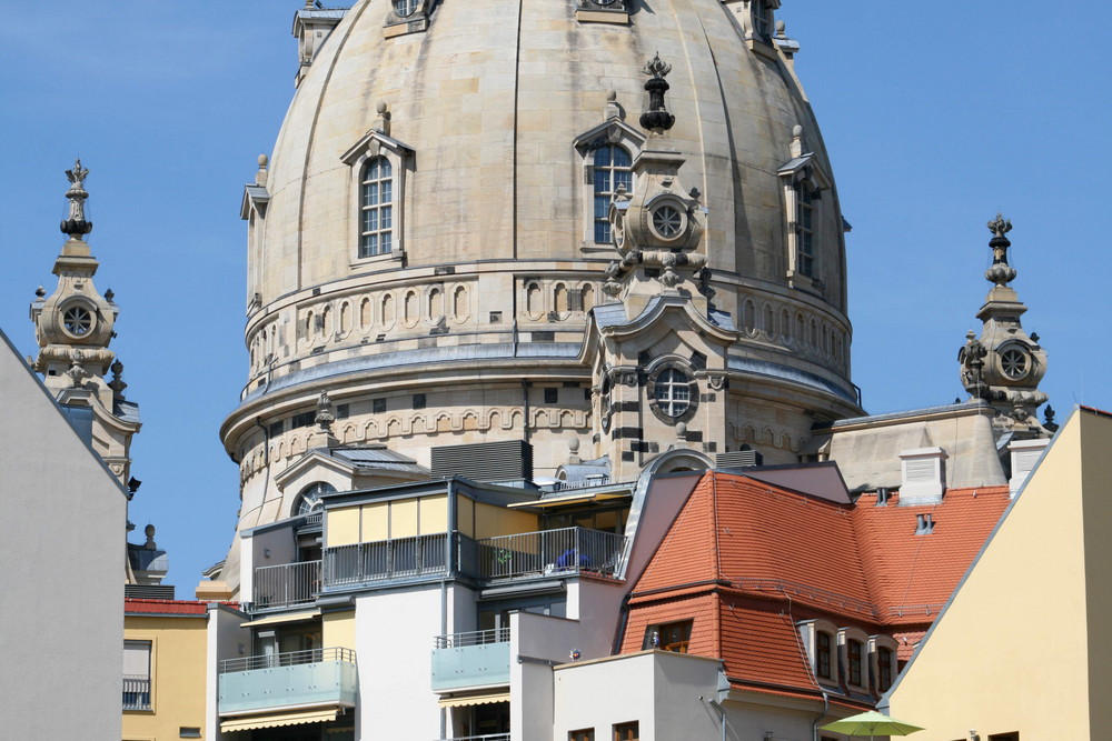 Architektonischer Kontrast in der Dresdner Altstadt